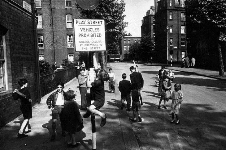 Niños Jugando En Las Calles De Londres Niños jugando en la calle