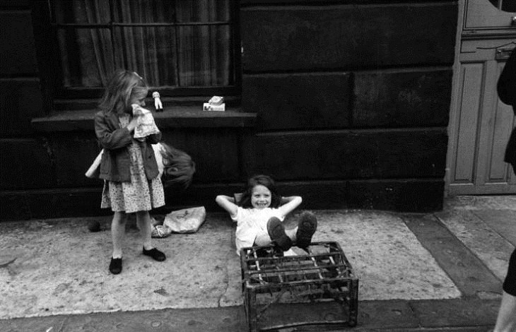 Niños Jugando En Las Calles De Londres Niñas descansando