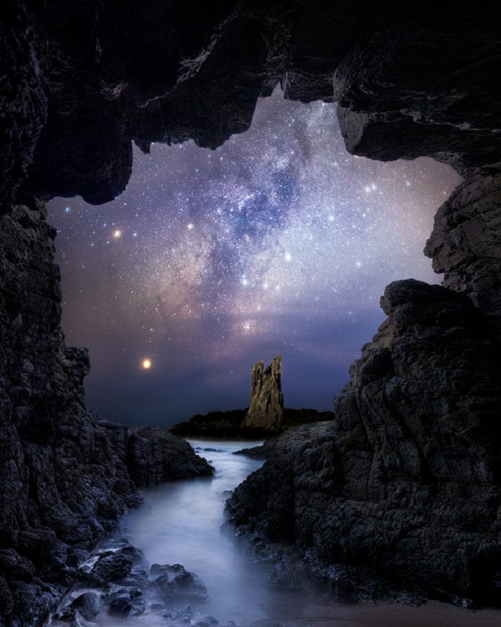 Vista de la Vía Láctea desde una cueva en la costa de Australia