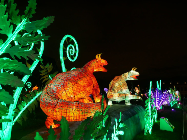 Exhibición De Dinosaurios Inflables Iluminados En París Dinosaurios de colores