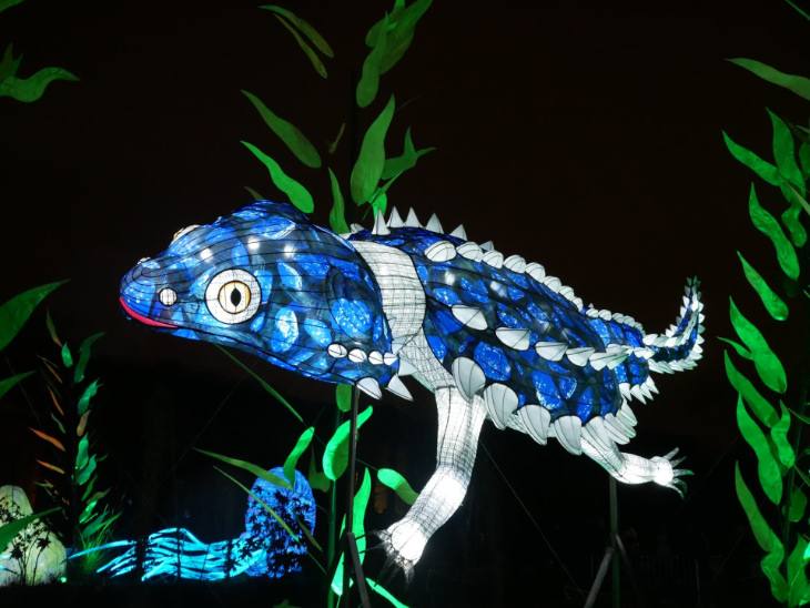 Exhibición De Dinosaurios Inflables Iluminados En París Criatura marina azul