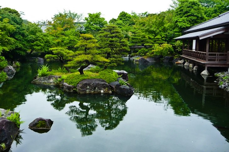 Hermosos jardines: Islas del Jardín Kōraku-en, lagos