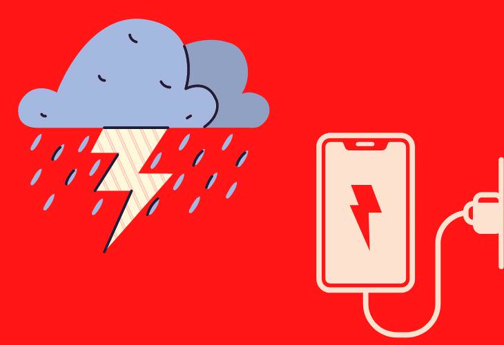 Errores Que Arruinan Tus Dispositivos Electrónicos No desenchufar tus dispositivos electrónicos durante una tormenta