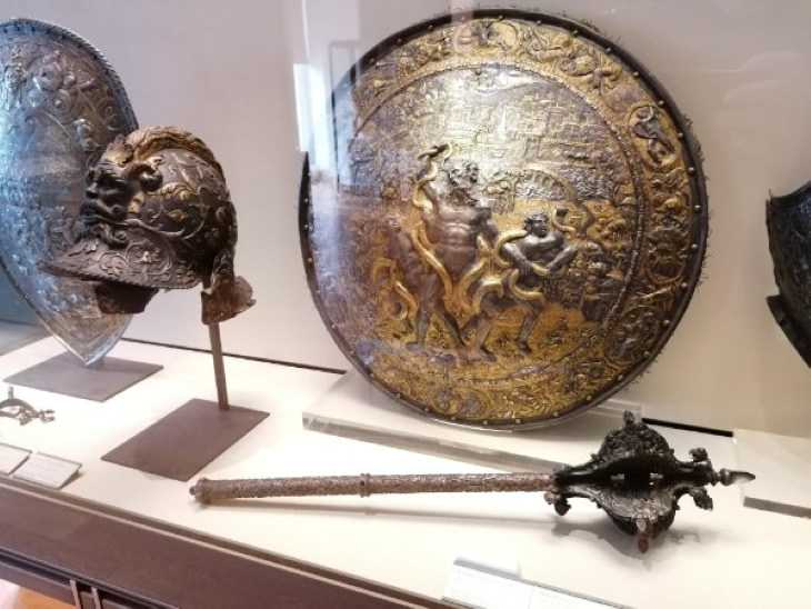 Hallazgos Arqueológicos Asombrosos Un hermoso escudo, maza y casco con decoraciones a juego del siglo XIV