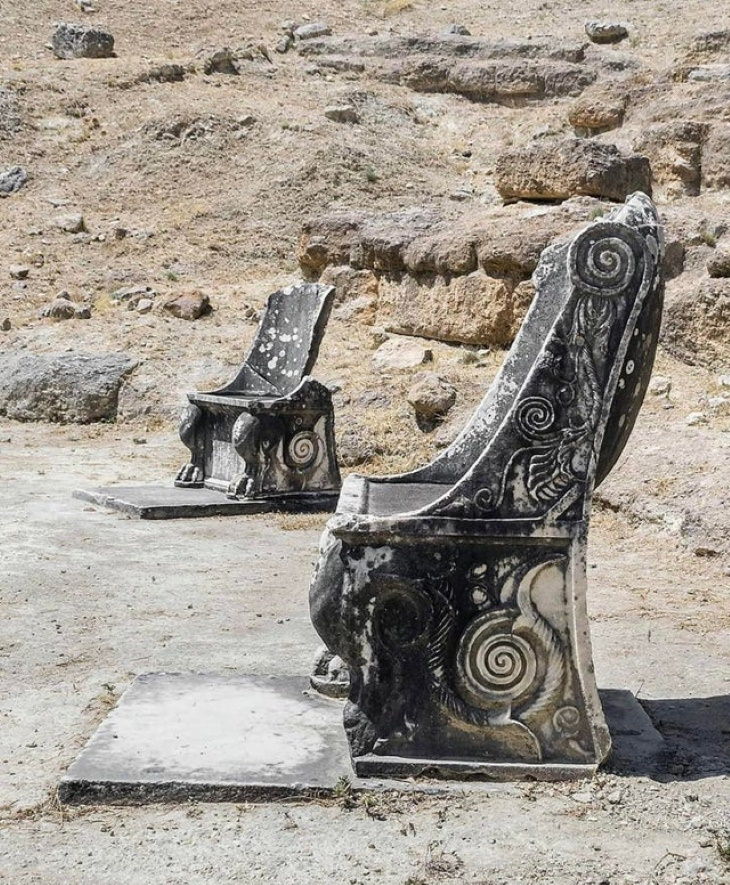 Hallazgos Arqueológicos Asombrosos El teatro griego antiguo de Oropos tiene asientos de primera fila de mármol. 