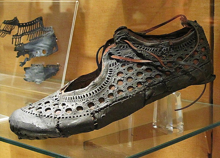 Hallazgos Arqueológicos Asombrosos Un par de zapatos de cuero intrincadamente decorados de la Antigua Roma