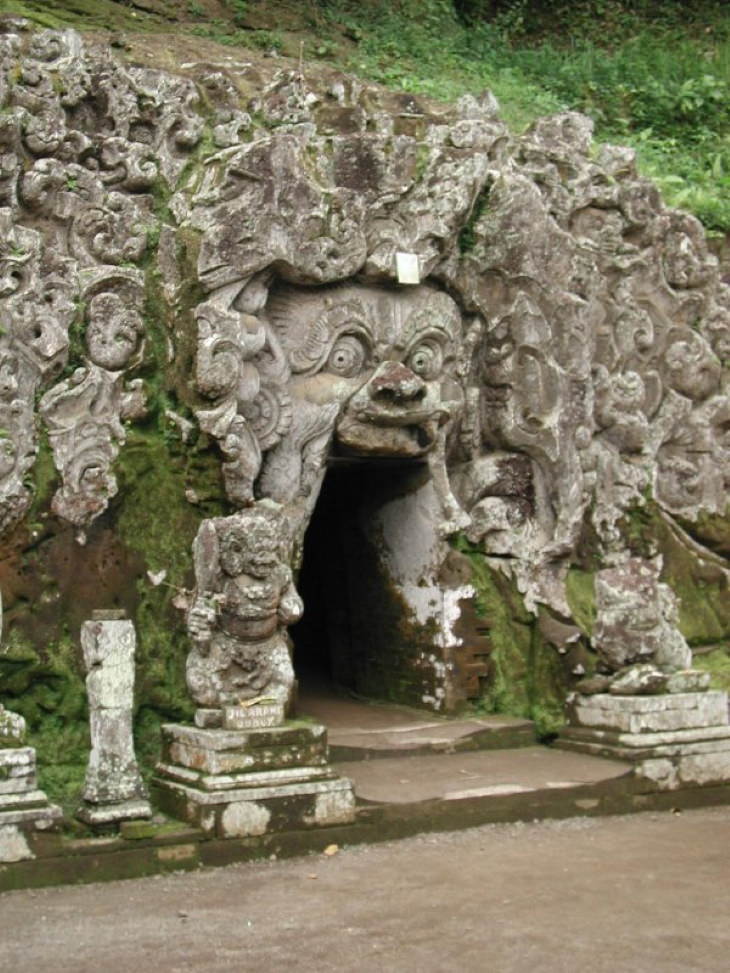 Hallazgos Arqueológicos Asombrosos La entrada a Goa Gajah en Bali