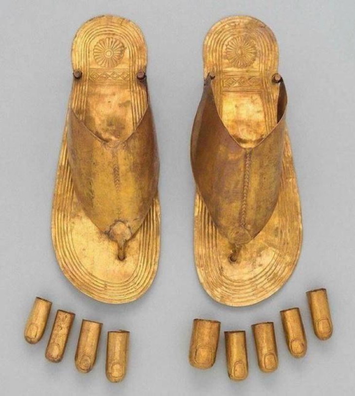 Hallazgos Arqueológicos Asombrosos sandalias y punteras de oro del Antiguo Egipto