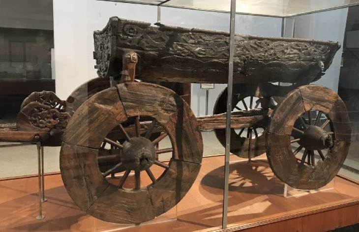 Hallazgos Arqueológicos Asombrosos El carro de Oseberg es un carro vikingo construido antes del 800 d. C.