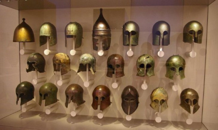 Hallazgos Arqueológicos Asombrosos Una selección de cascos griegos antiguos en el Altes Museum de Berlín, Alemania.