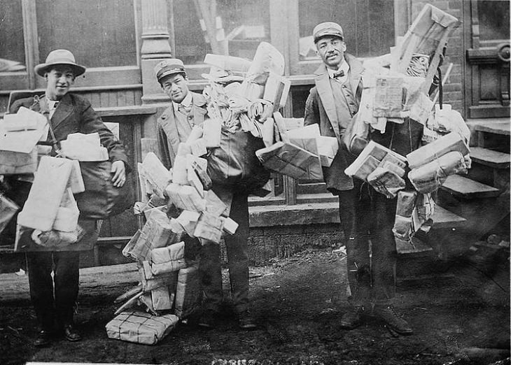 Fotos De La Navidad En Nueva York Hace 100 Años Hombres cargando regalos de Navidad