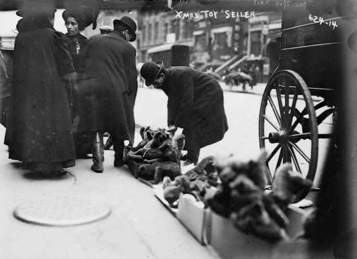 Fotos De La Navidad En Nueva York Hace 100 Años un comerciante callejero