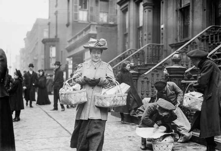 Fotos De La Navidad En Nueva York Hace 100 Años una mujer con sus compras