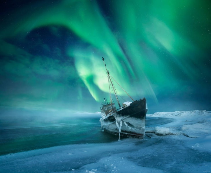 Competencia Anual De Fotógrafo De La Aurora Boreal Del Año "Por la aurora boreal" de Aleksey R.