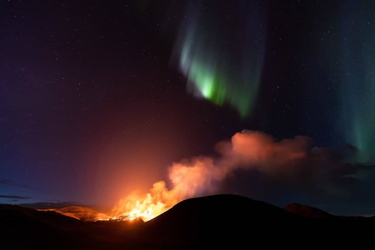 "Aurora boreal volcánica" de Jeroen Van Nieuwenhove