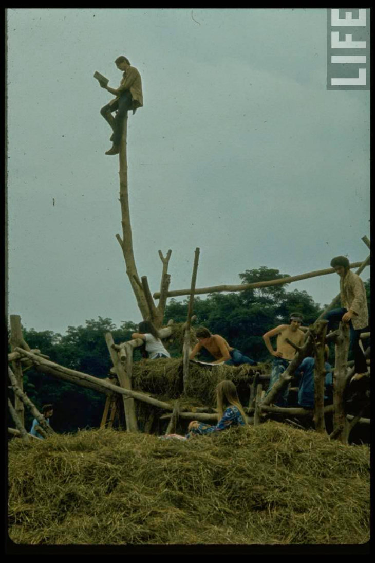 Gente de Woodstock sentada en un parque de aventuras de madera 