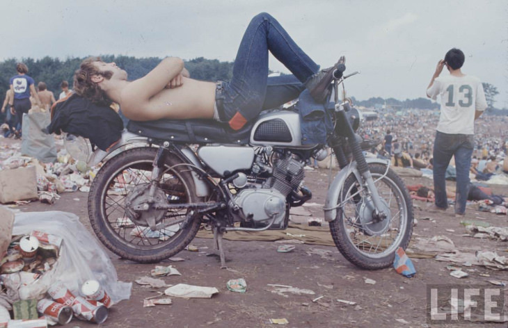 Joven de Woodstock durmiendo en bicicleta 