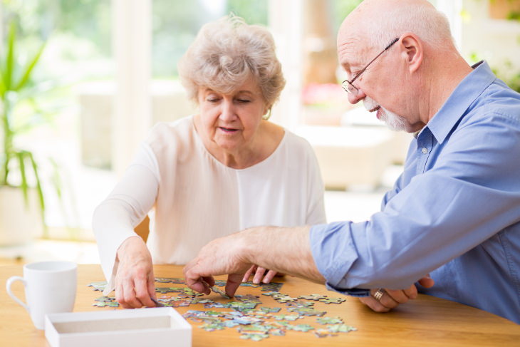 Actividades para la demencia en familia resolviendo rompecabezas