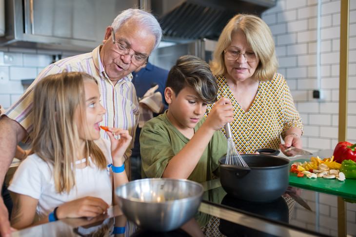 ¿Una Vida Activa o El Gimnasio Para Los Adultos Mayores? Abuelos cocinando con sus nietos