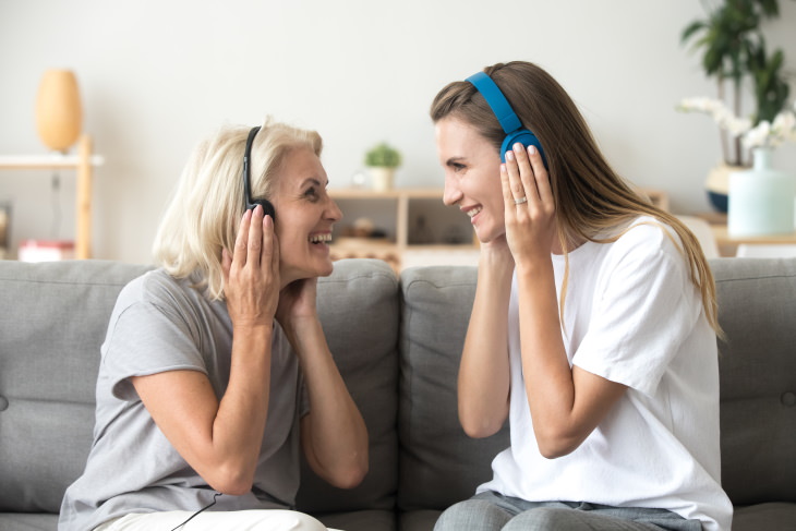 Actividades familiares para la demencia mujeres escuchando música