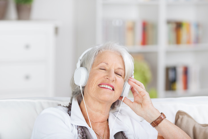 Por qué estamos tan apegados a la música de nuestra juventud, mujer mayor escuchando música