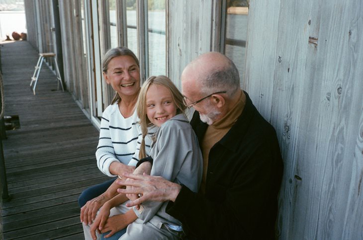 ¿Una Vida Activa o El Gimnasio Para Los Adultos Mayores? Abuelos riendo con su nieta