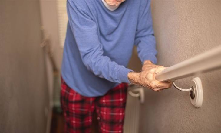 Cómo Prevenir Las Caídas En Casa En La Tercera Edad Adulto mayor subiendo las escaleras