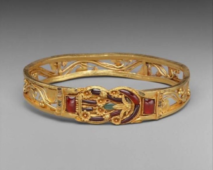 Objetos Históricos Antiguos Bien Conservados un brazalete de oro de la antigua Grecia del siglo 2-3 a. C.