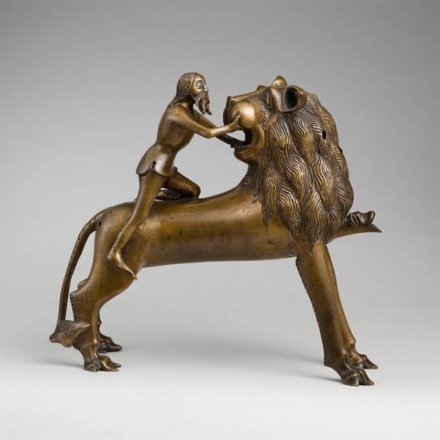 Objetos Históricos Antiguos Bien Conservados aguamanil del siglo XIV que muestra a Sansón luchando contra un león