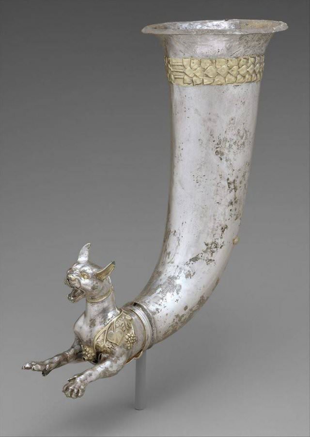 Objetos Históricos Antiguos Bien Conservados cuerno para beber con forma de gato