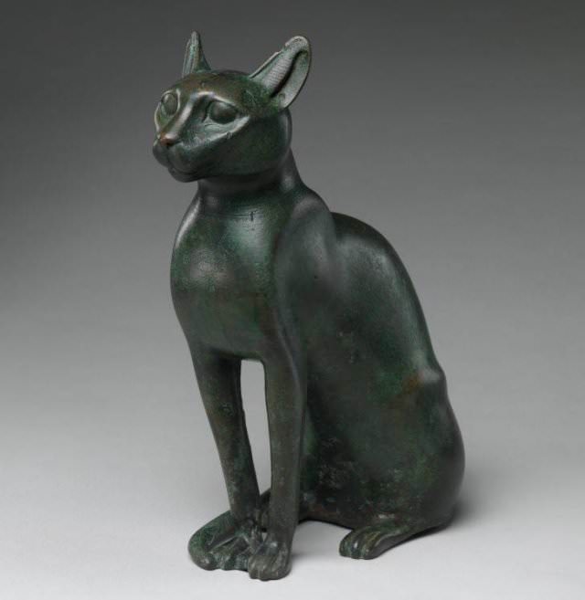 Objetos Históricos Antiguos Bien Conservados una estatuilla de bronce de un gato de alrededor del 332 al 30 a. C.