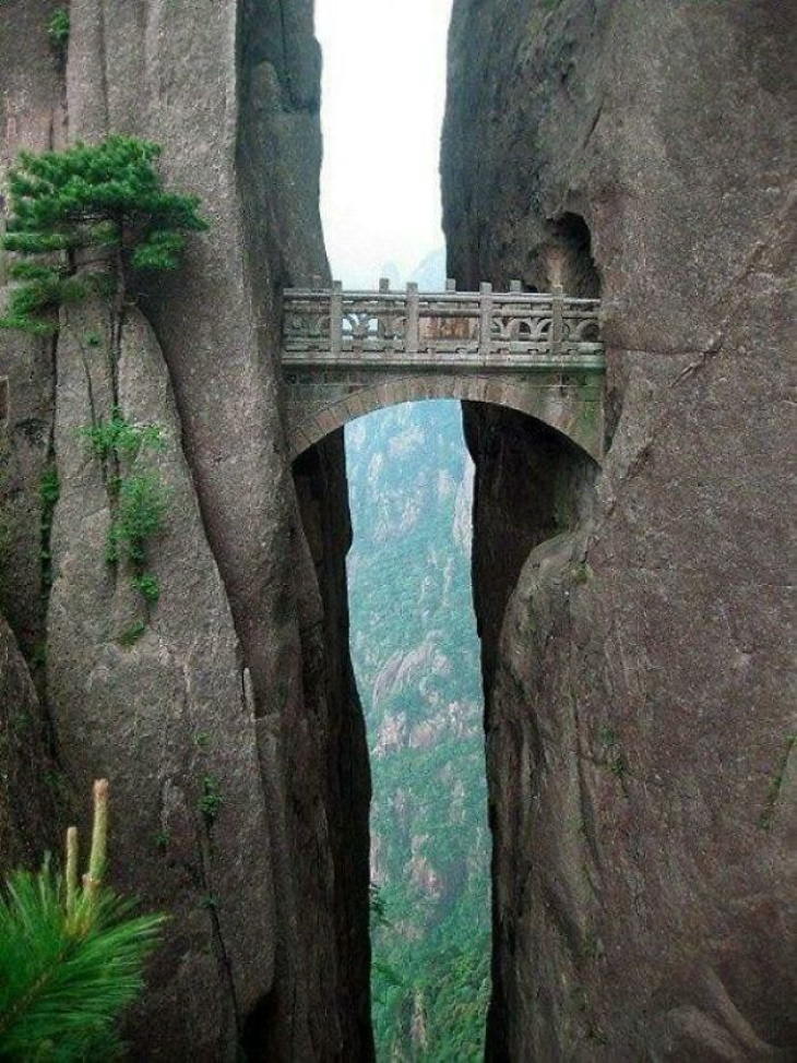 Hermosos Edificios Alrededor Del Mundo El Puente de los Inmortales está situado en las Montañas Amarillas (Huangshan) de China
