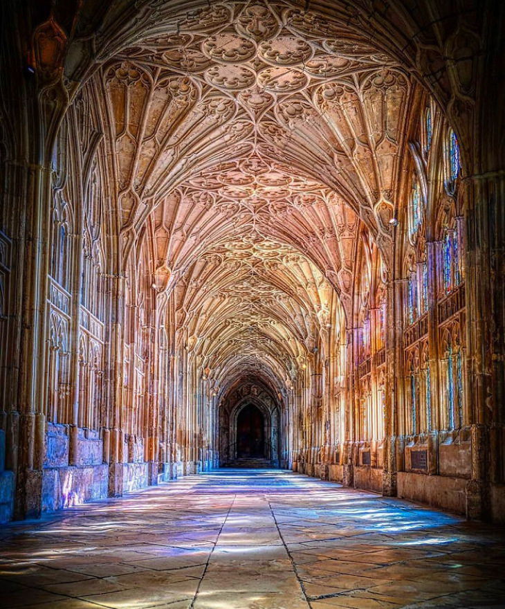 Hermosos Edificios Alrededor Del Mundo Un pasillo en la Catedral de Gloucester en el Reino Unido