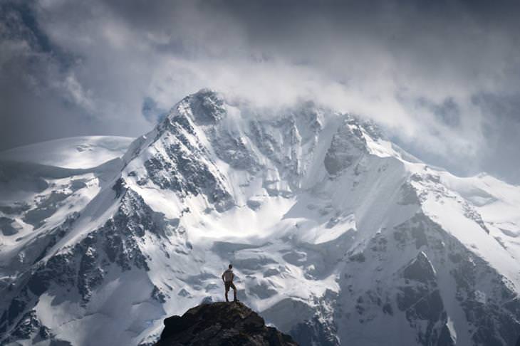 Paisajes De Kirguistán, Una persona observa una montaña nevada