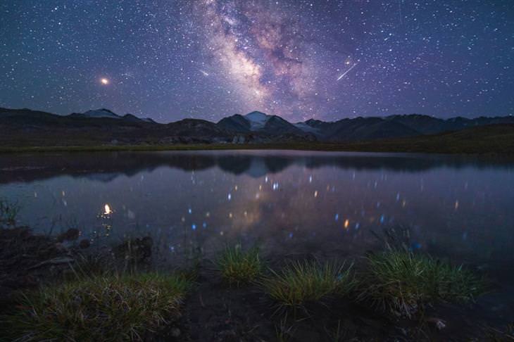 Paisajes De Kirguistán, Cielo estrellado se refleja en un lago