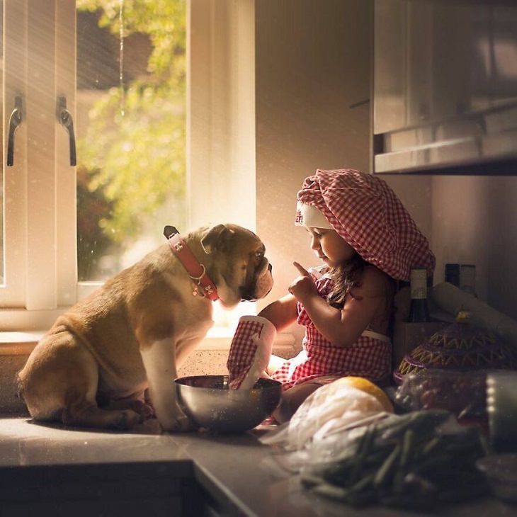 Fotos de niños y animales, perro,niña, cocinando