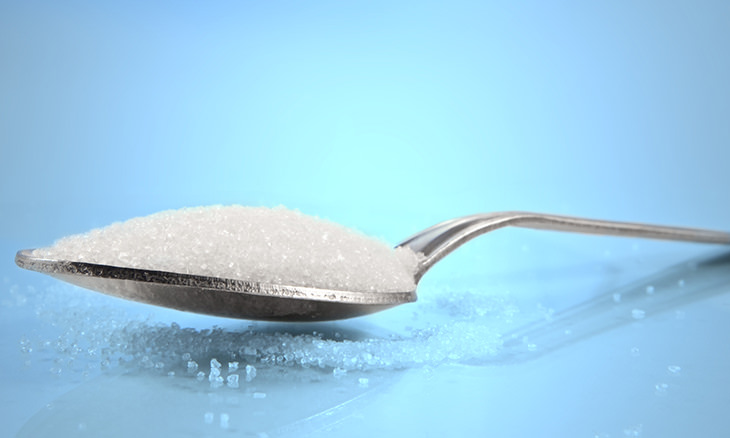 Consejos Cuidado De La Piel Durante El Invierno Agrega una cucharada de azúcar a tu champú