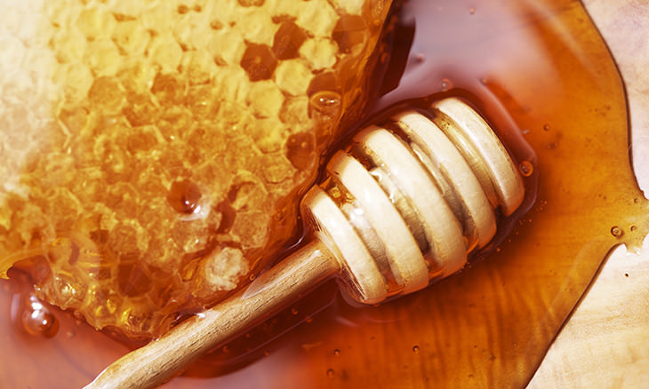 Consejos Cuidado De La Piel Durante El Invierno Usa miel cruda para una piel increíble