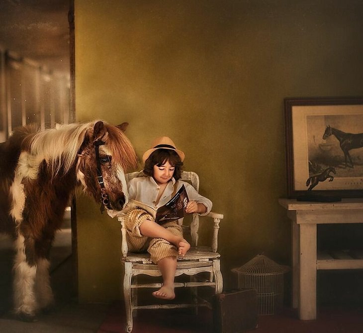 Fotos de niños y animales, caballo , libro