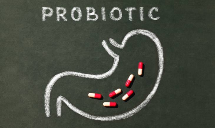 ilustración de probiótico y estómago dibujada en pizarra, píldoras dentro del estómago