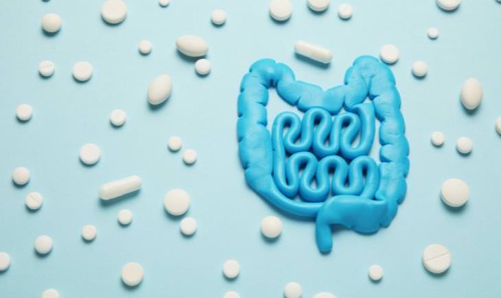 Modelo de tripa blanda azul y pastillas blancas sobre fondo azul 