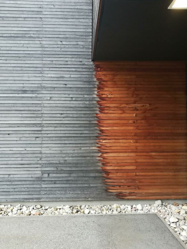 17. La misma cubierta de madera en el edificio, pero una parte está debajo del balcón y la otra había sufrido daños por el clima durante 10 años.