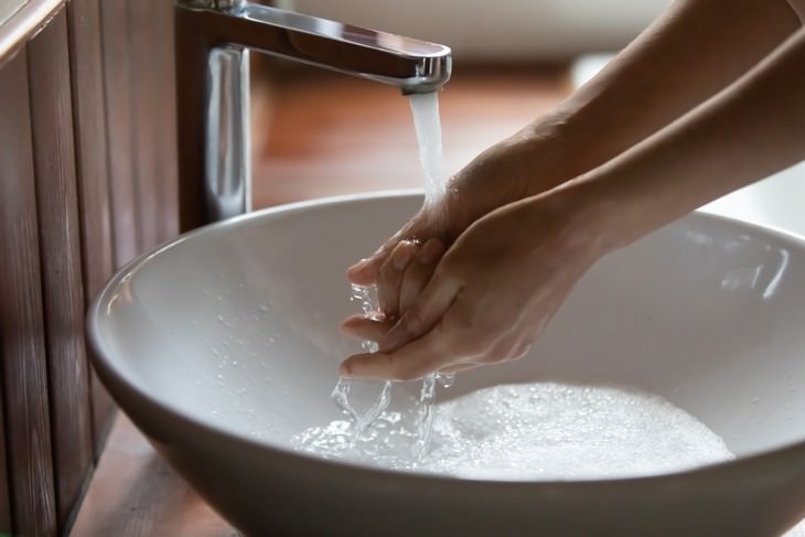5 Consejos Para Mantener Limpio Tu Cepillo De Dientes Lávate las manos antes y después de usar