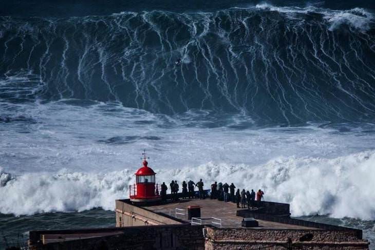 Fotos Belleza De Nuestro Mundo La localidad portuguesa de Nazaré, concretamente Praia do Norte (Playa del Norte), alberga las mayores olas surfeables del planeta