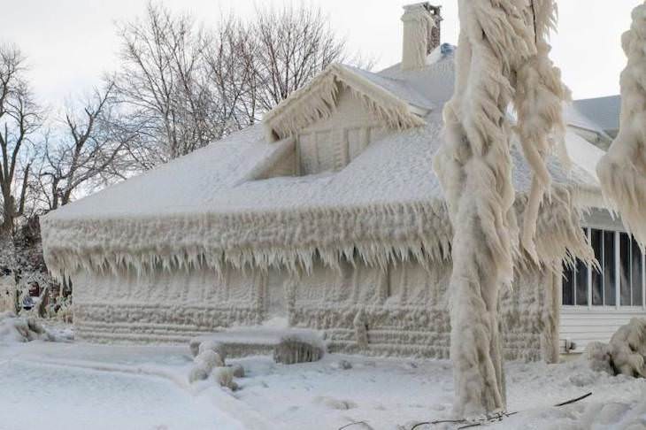 Fotos Belleza De Nuestro Mundo El viento y las olas del lago Erie en Cleveland, Ohio, convirtieron esta casa en la escultura de nieve más impresionante