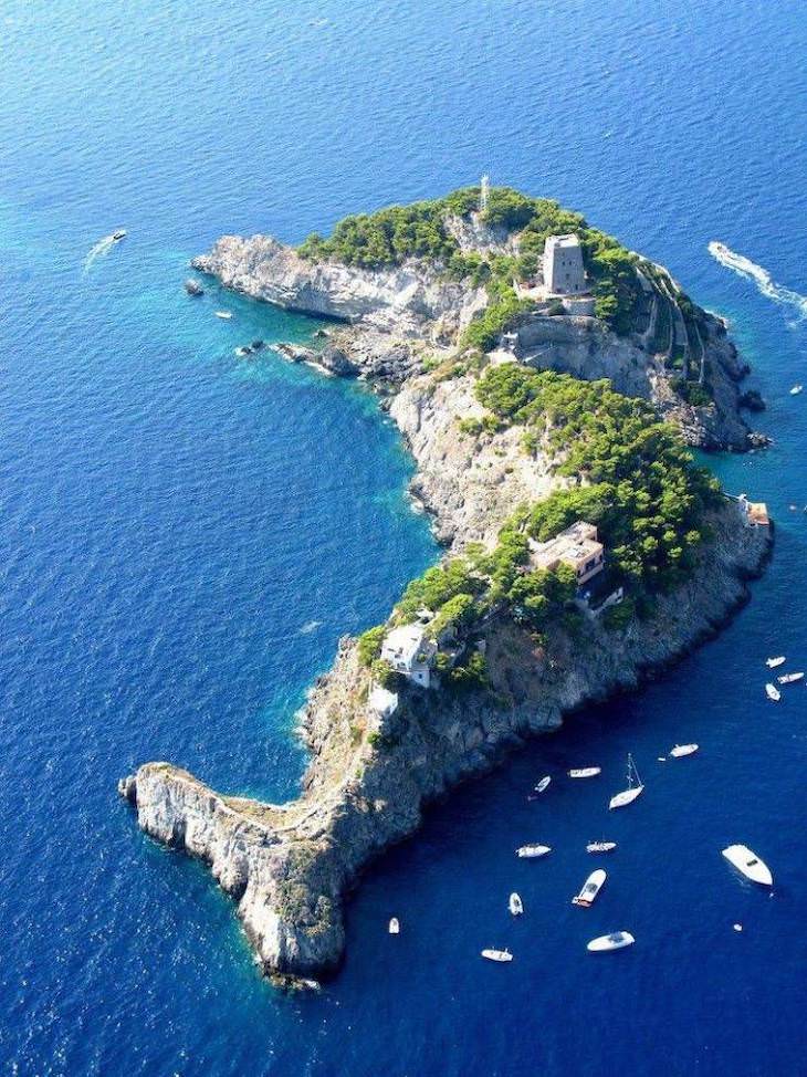 Fotos Belleza De Nuestro Mundo La isla de Li Galli, ubicada en la costa italiana de Amalfi, tiene la forma de un delfín