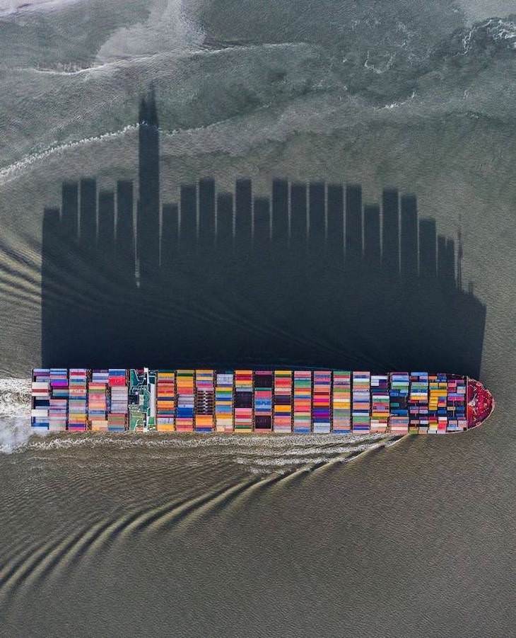 Fotos Belleza De Nuestro Mundo Este carguero proyecta una sombra única desde arriba
