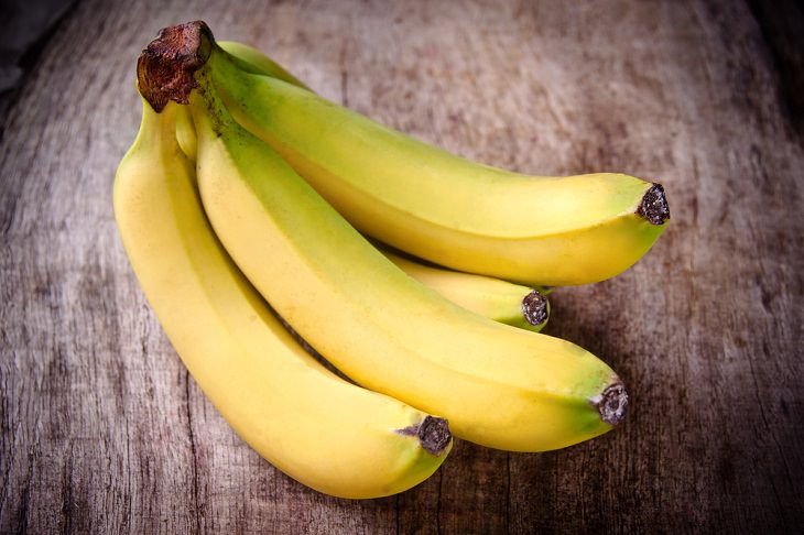 Consejos Para Evitar Que Tus Plátanos Se Maduren Rápido Compra bananas que sean verdes en los extremos y amarillas en el medio