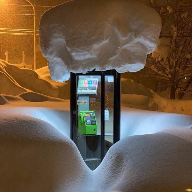 Fotos Belleza De Nuestro Mundo La nieve alrededor de esta cabina telefónica hace que parezca de otro mundo