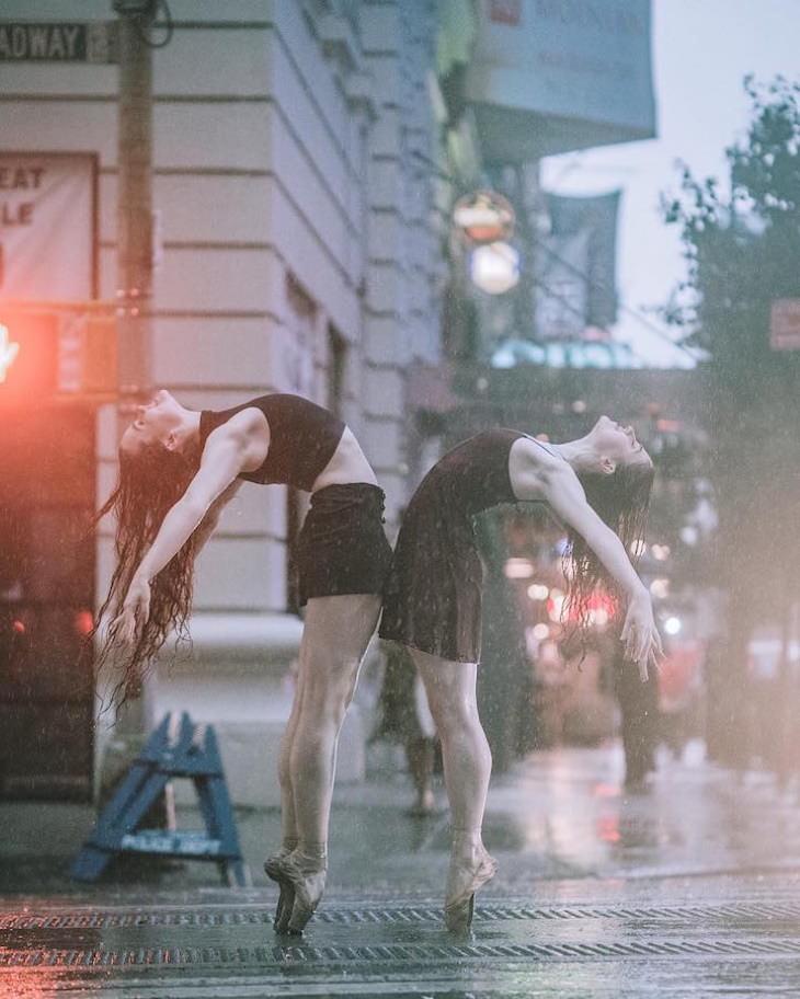 Fotografías Ballet En Las Calles De Nueva York Bailarinas bajo la lluvia